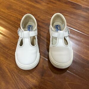 Ked’s Daphne white leather shoes. Size 7.